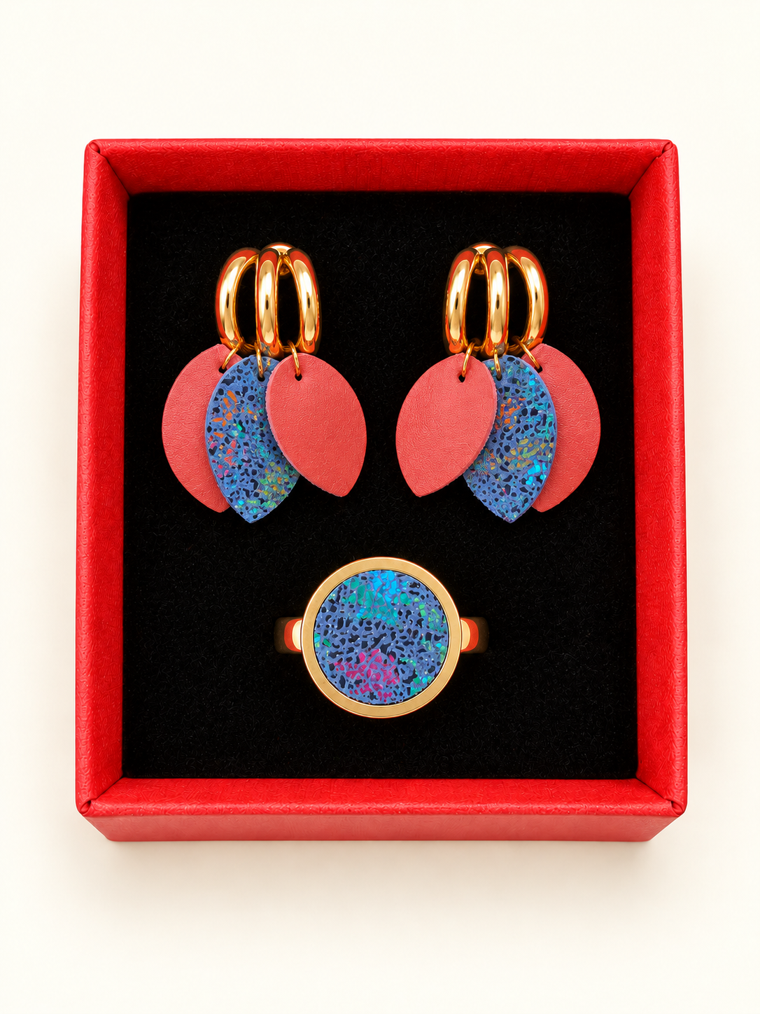 Coffret bijoux en cuir – Boucles d’oreilles et bague assortie