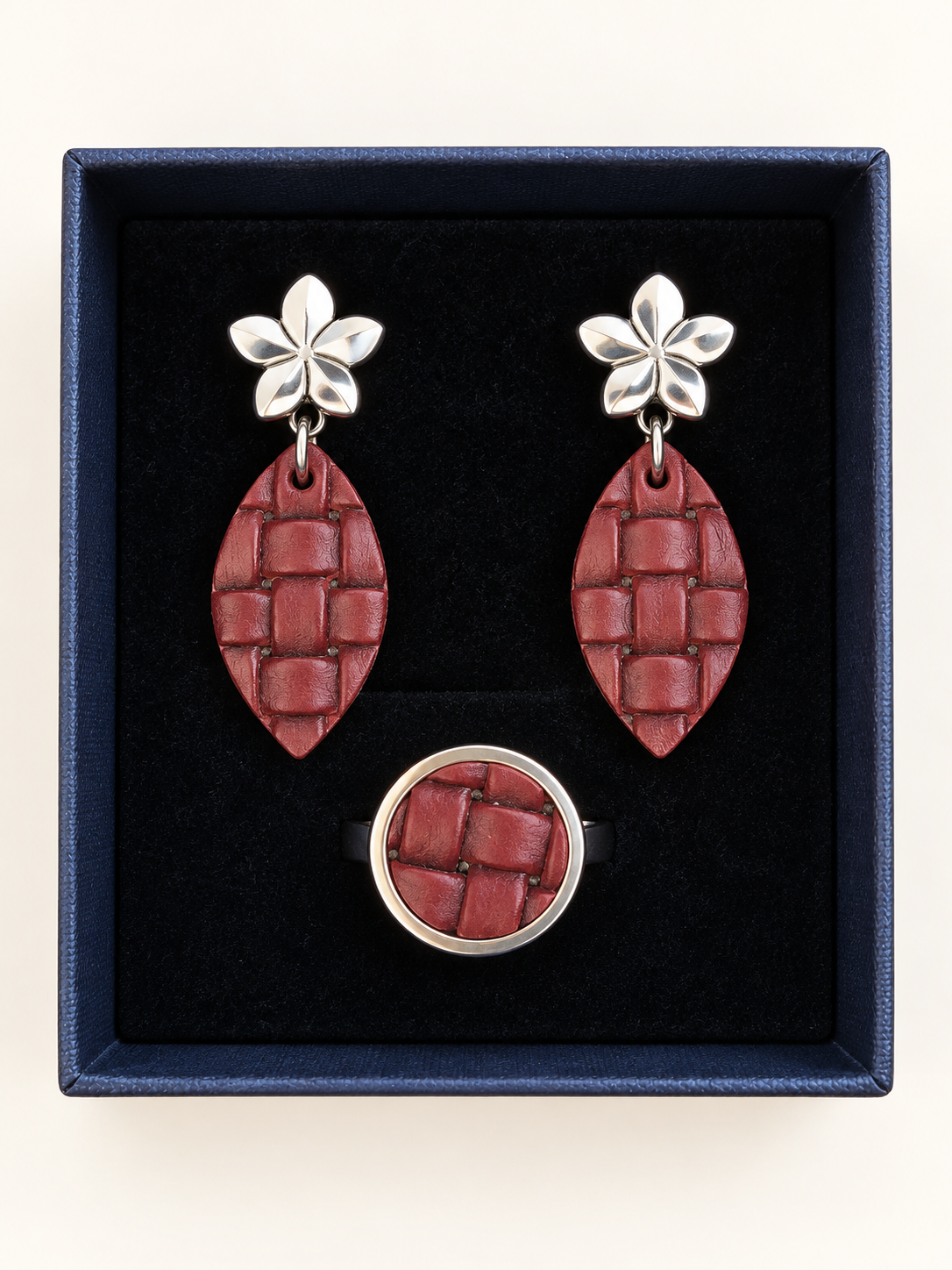 Coffret bijoux en cuir – Boucles d’oreilles et bague assortie
