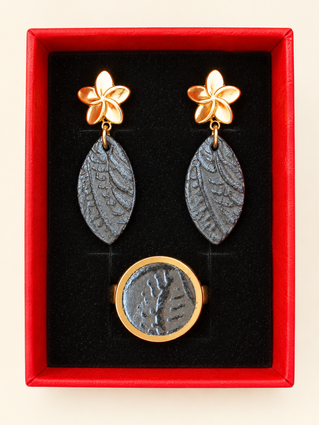 Coffret bijoux en cuir – Boucles d’oreilles et bague assortie