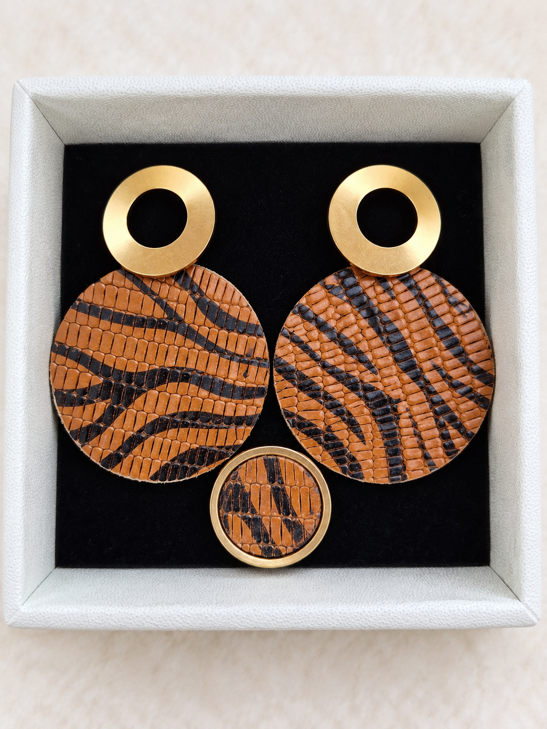 Coffret bijoux en cuir – Boucles d’oreilles et bague assortie