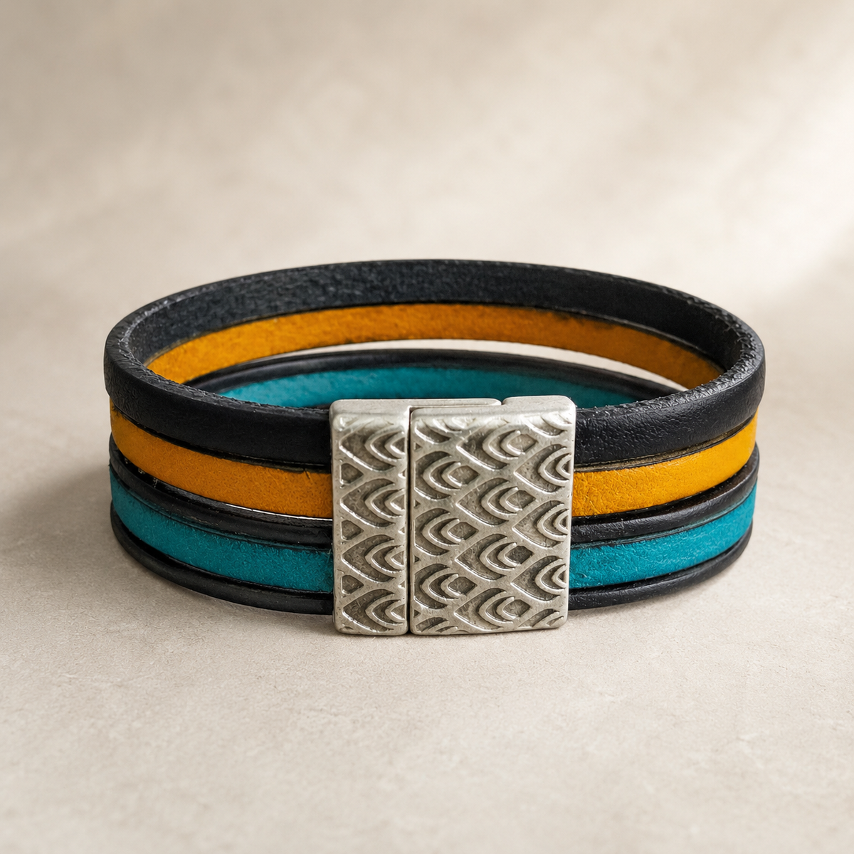 Bracelet multirang en cuir noir, turquoise et jaune – Fermoir argenté - taille L