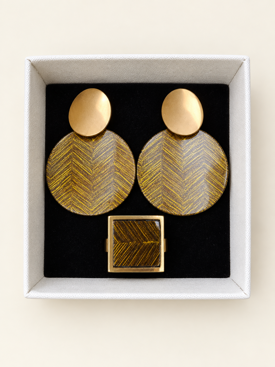 Coffret bijoux en cuir – Boucles d’oreilles et bague assortie