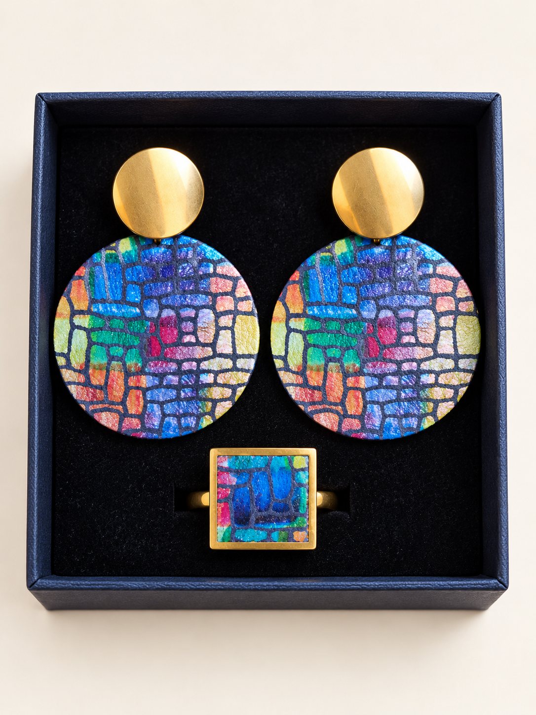 Coffret bijoux en cuir – Boucles d’oreilles et bague assortie