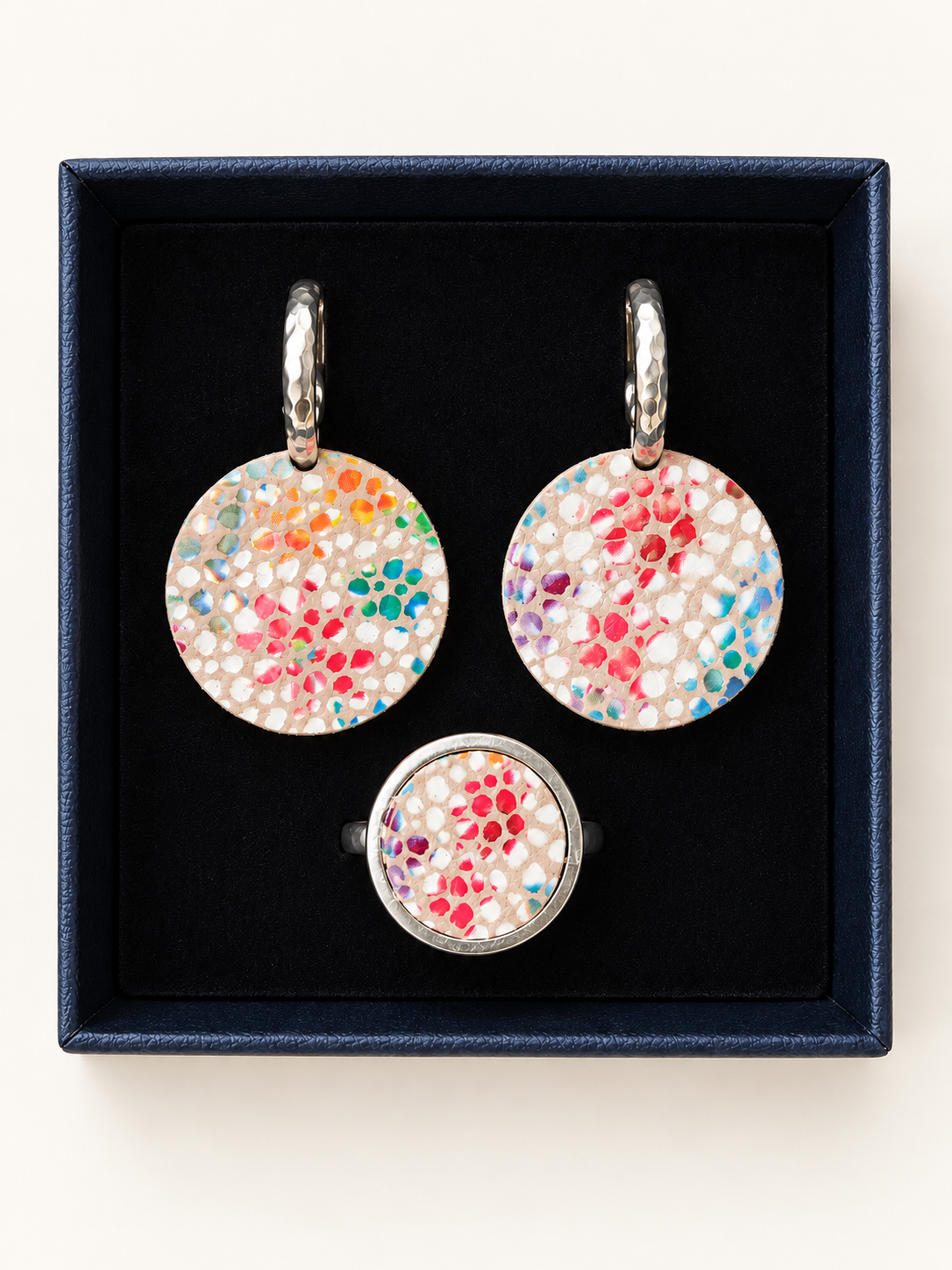 Coffret bijoux en cuir – Boucles d’oreilles et bague assortie